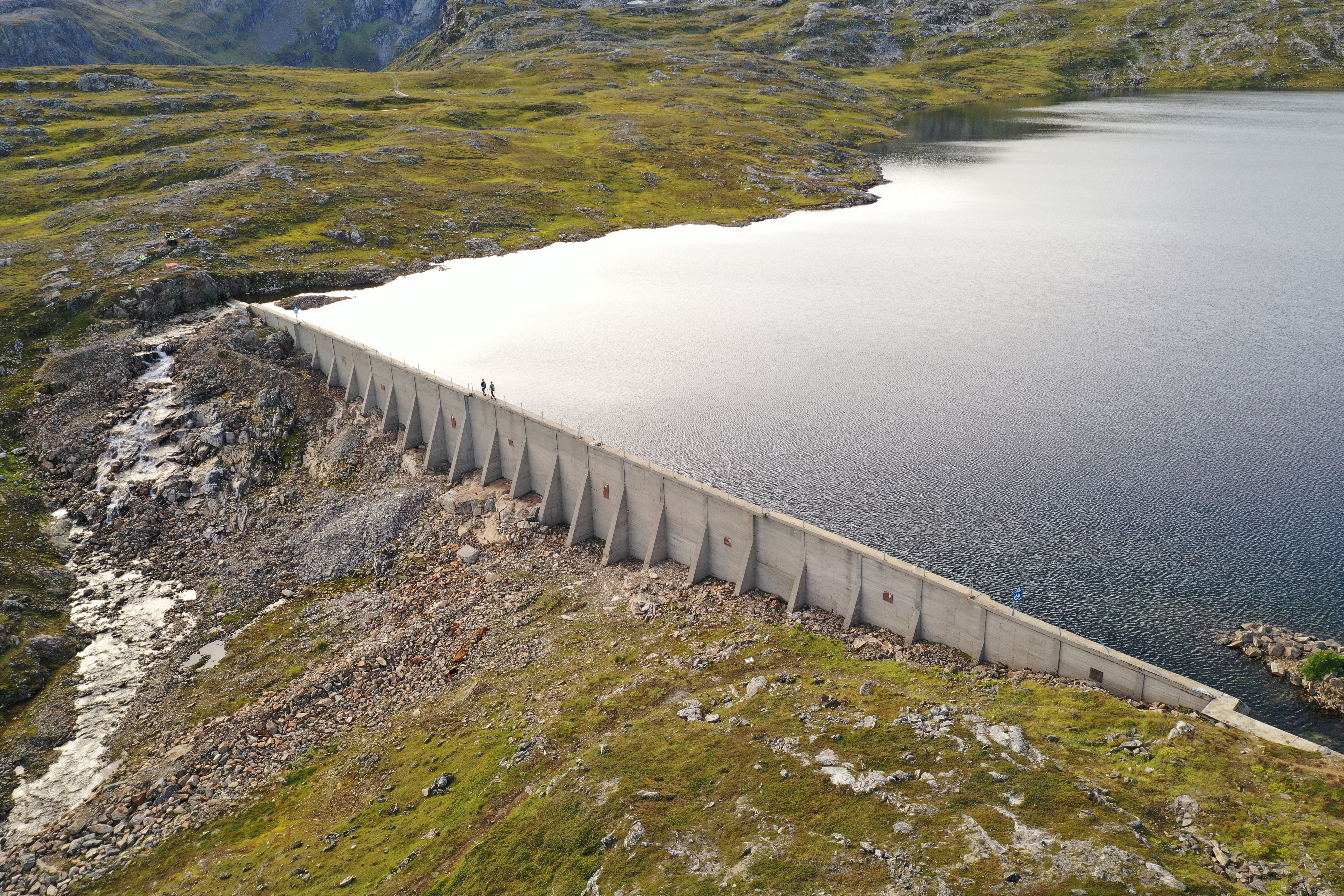 Dronebilde av Amundvannet p&aring; Kval&oslash;ya 1