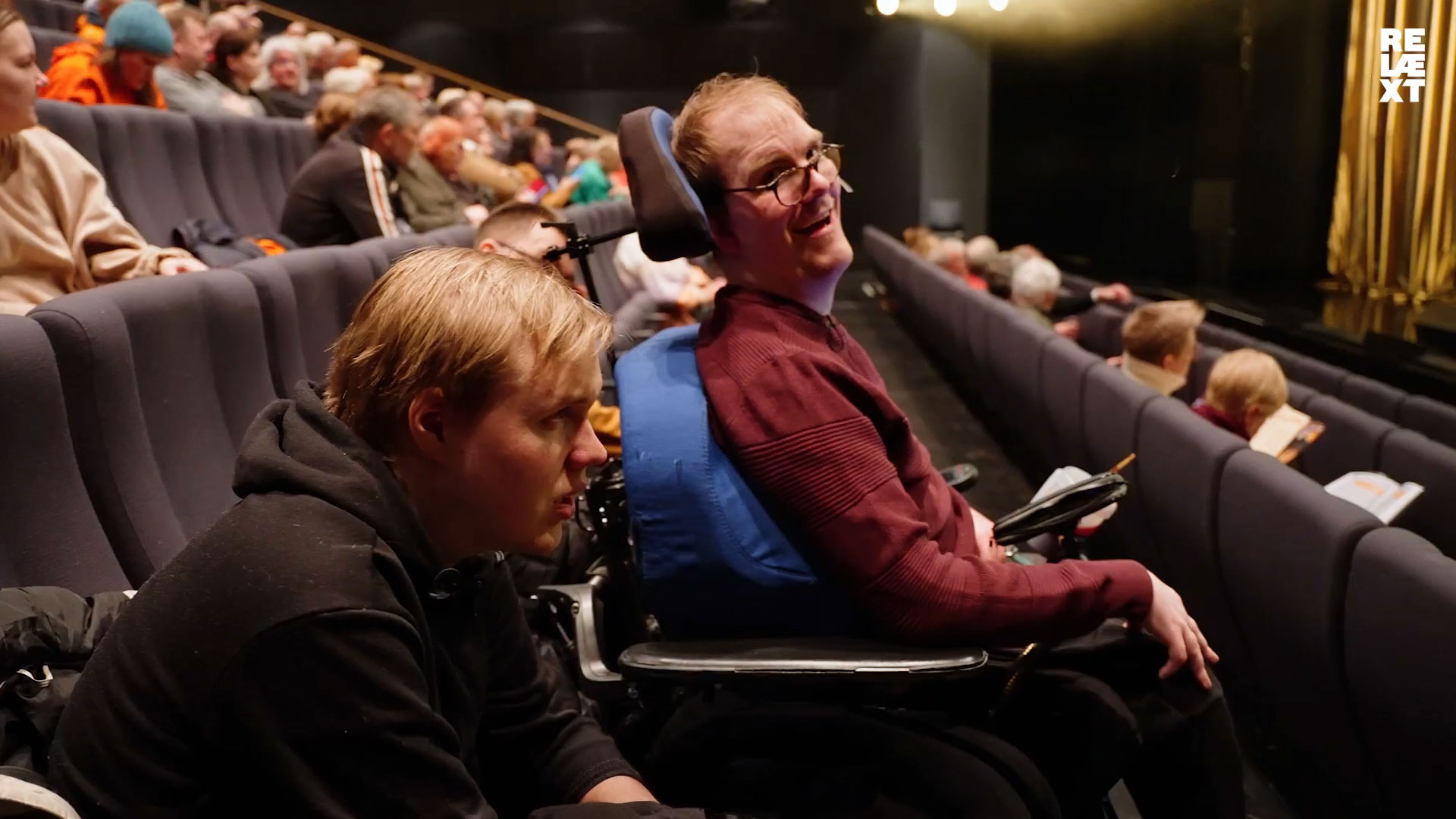 Relæxt - bruker på forestilling smiler mot kamera