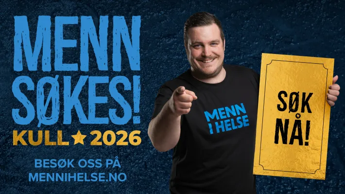 Menn i helse 2026 Promoplakat for Menn i helse-tilbudet for 2026. Mann smiler og peker mot fotografen. Holder en plakat som lyder "Søk nå".