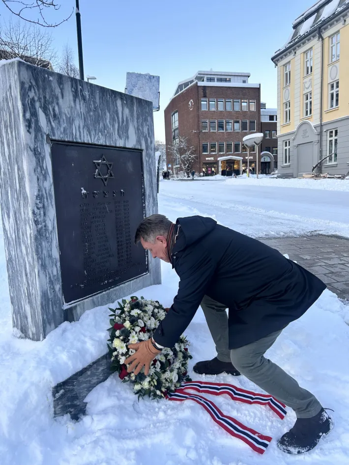 Kransenedleggelse Holocaustdagen 2026, ordfører Gunnar Wilhelmsen Ordfører Gunnar Wilhelmsen legger ned krans i Amundsenparken under Holocaustdagen 27. januar 2026.