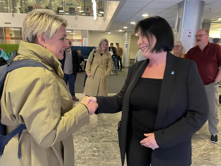 Arbeids- og inkluderingsminister Marte Mjøs Persen og leder for flyktningtjenesten, May-Britt Stensjø Miri Arbeids- og inkluderingsminister Marte Mjøs Persen ønsker velkommen til flyktningtjenesten av May-Britt Stensjø Miri