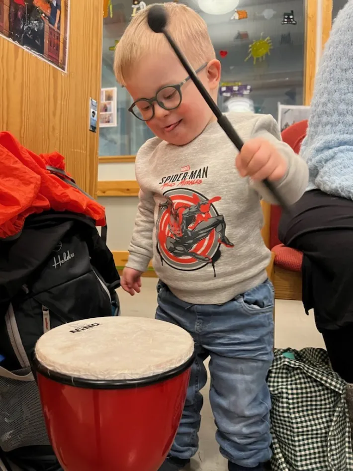 Liten gutt sl&aring;r p&aring; tromme