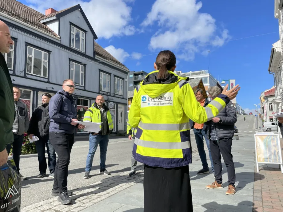 Prosjektleder Alexandra Dons p&aring; befaring med potensielle entrepren&oslash;rer i Storgata. 