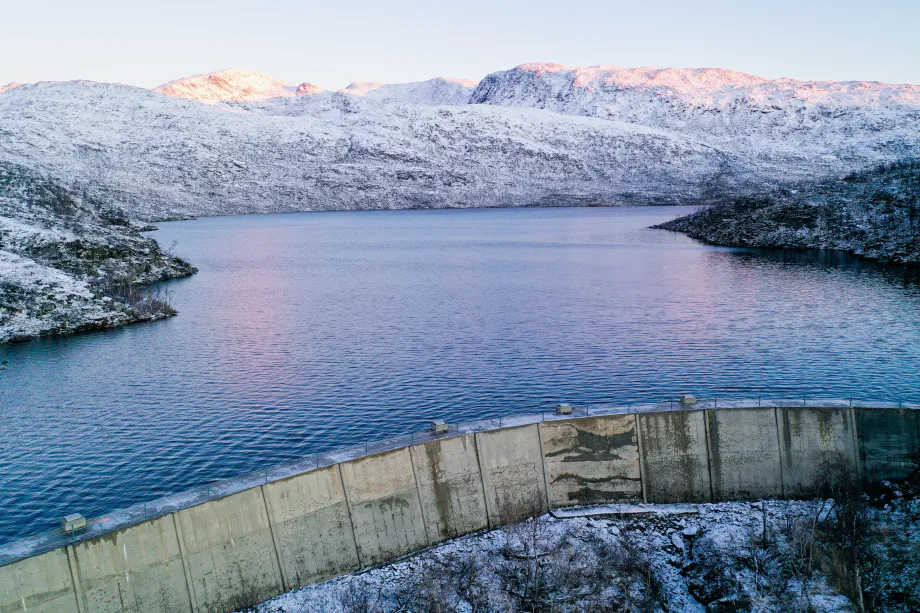 Viser dammen på Damvatnet i Simavika på Ringvassøya.