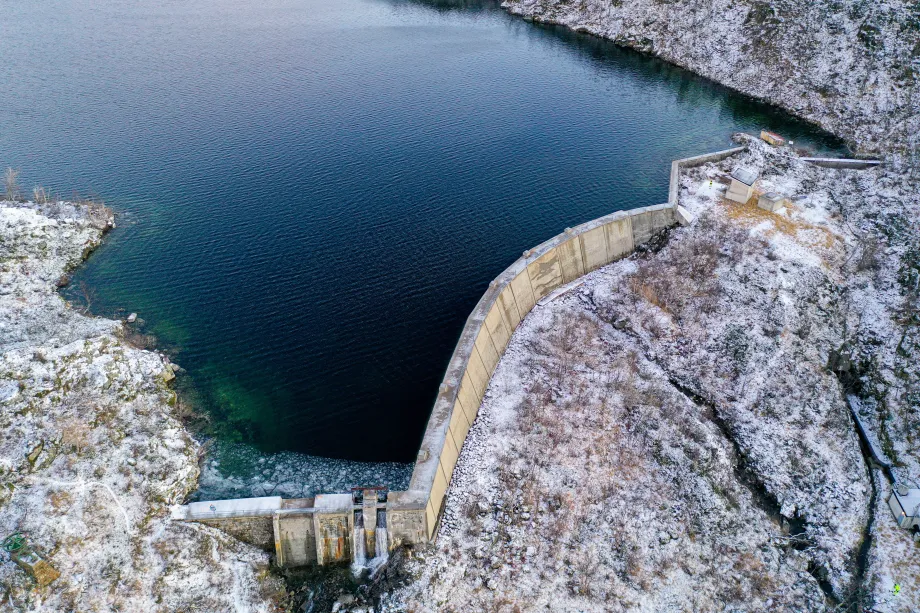 Viser dammen på Damvatnet i Simavika på Ringvassøya.