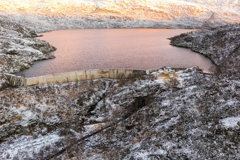 Viser dammen på Damvatnet i Simavika på Ringvassøya.