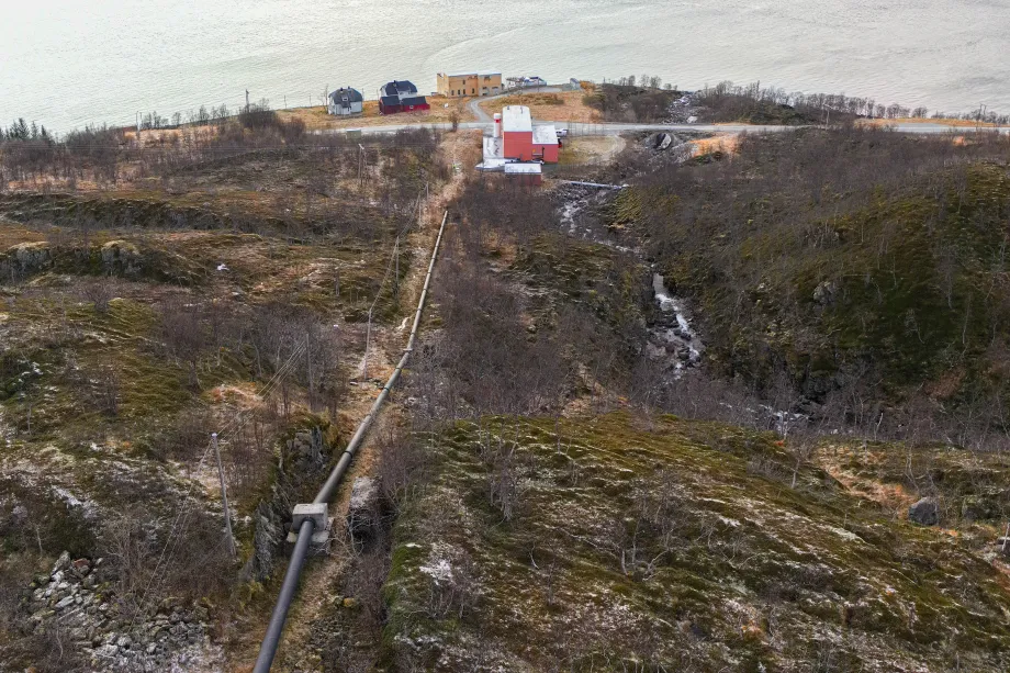 Viser dammen på Damvatnet i Simavika på Ringvassøya.