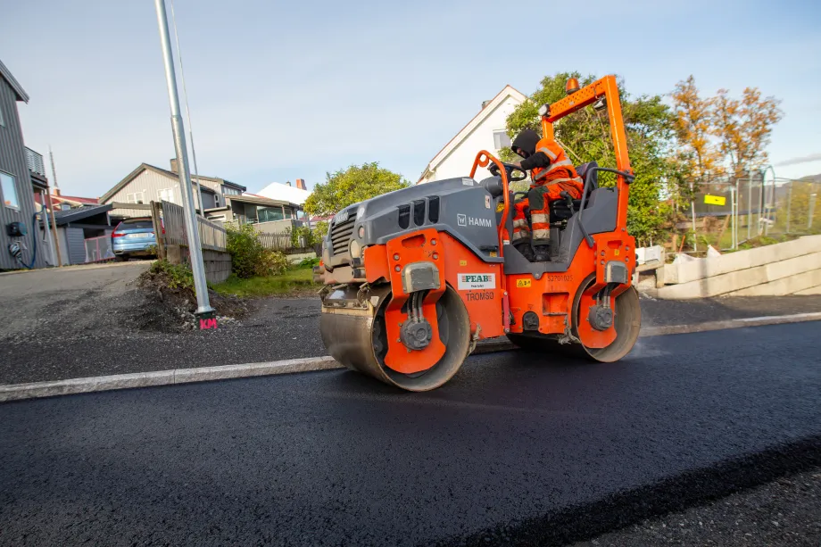 Arbeidere legger asfalt i R&oslash;stbakken.