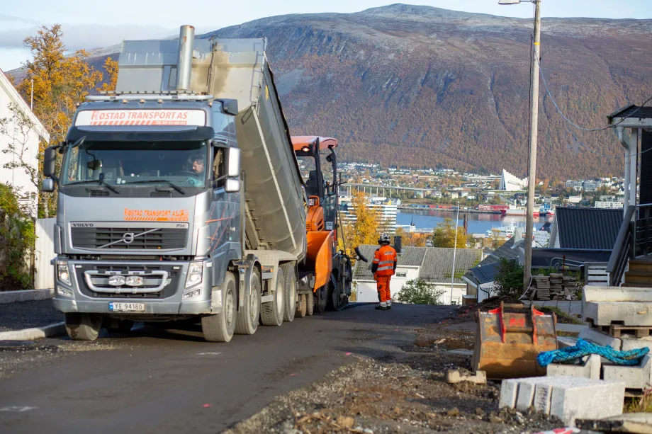 Arbeidere legger asfalt i R&oslash;stbakken.