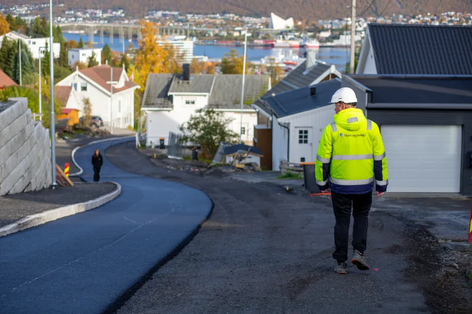 Arbeidere legger asfalt i R&oslash;stbakken.
