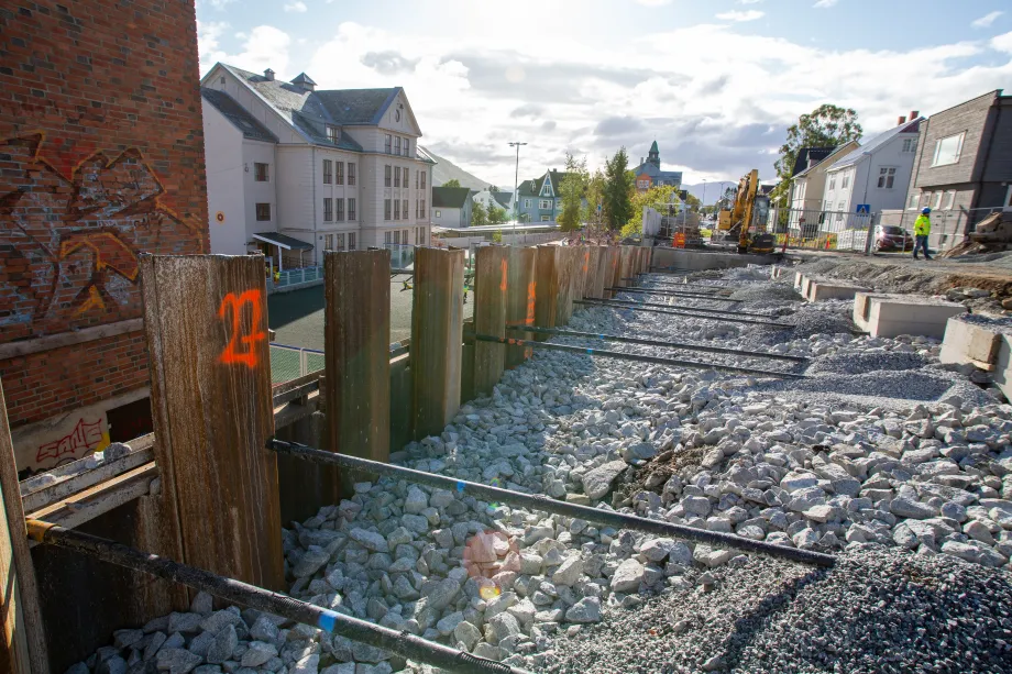 Viser veiarbeid i Petersborggata med Gyllenborg skole i bakgrunnen..