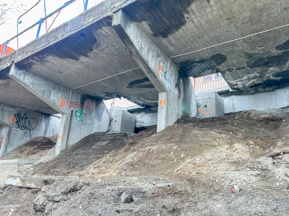 Viser Gyllenborgbrua fra skoleg&aring;rden