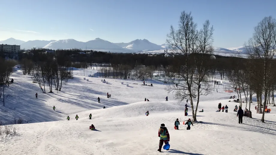 Barn i vinteraktivitet p&aring; Charlottenlund aktivitets- og friluftspark i Troms&oslash;