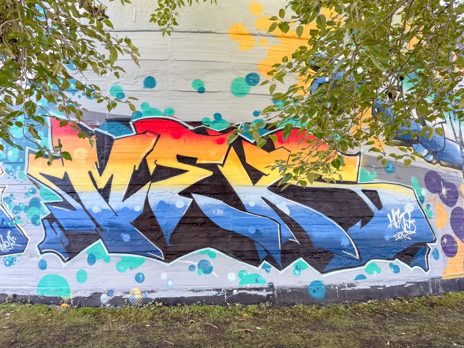 Forhåpningen trykkbasseng dekket av gatekunst