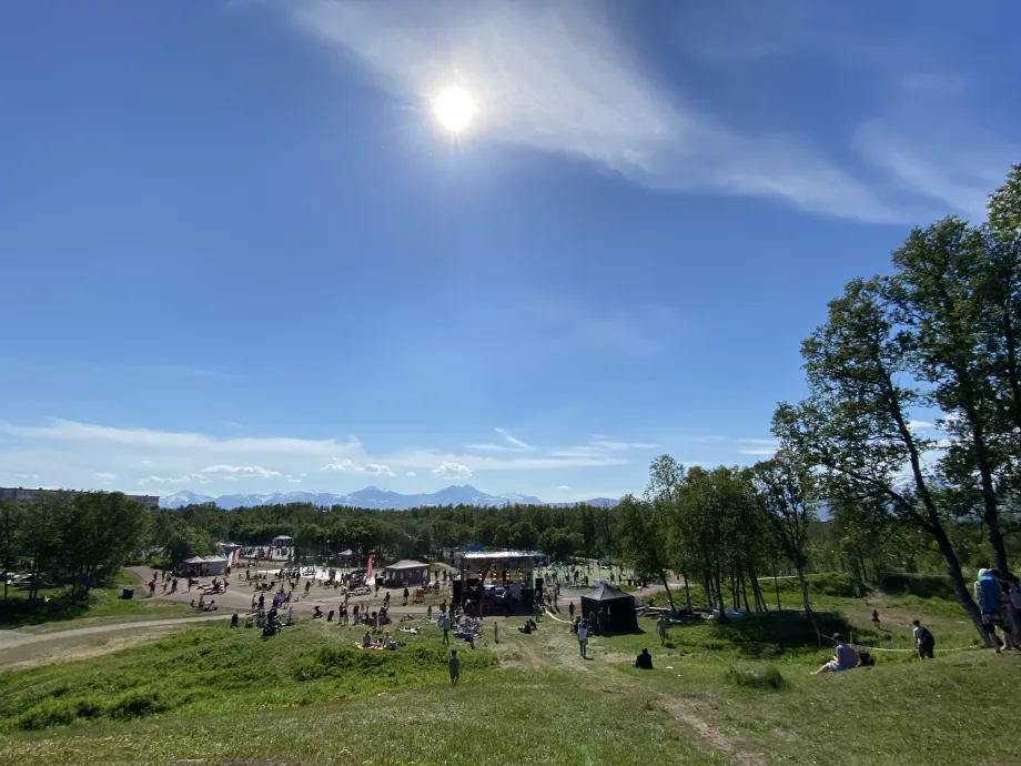 Sommerarrangement med telt og aktiviteter p&aring; Charlottenlund aktivitets- og friluftspark.
