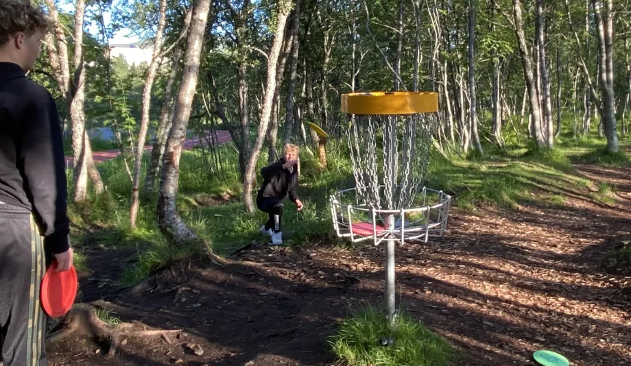 Ungdommer spiller discgolf p&aring; Charlottenlund