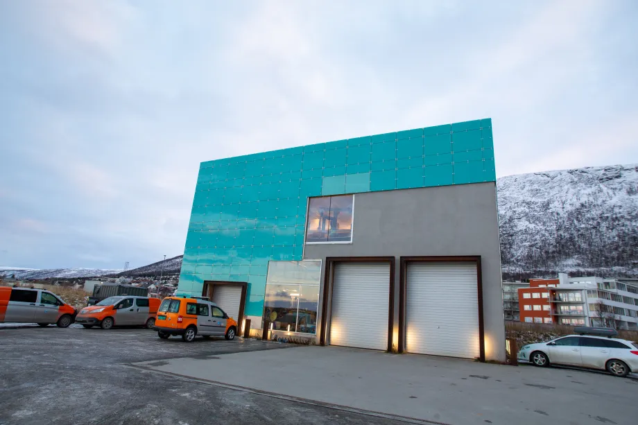 Viser fasaden p&aring; renseanlegget p&aring; Tomasjord.