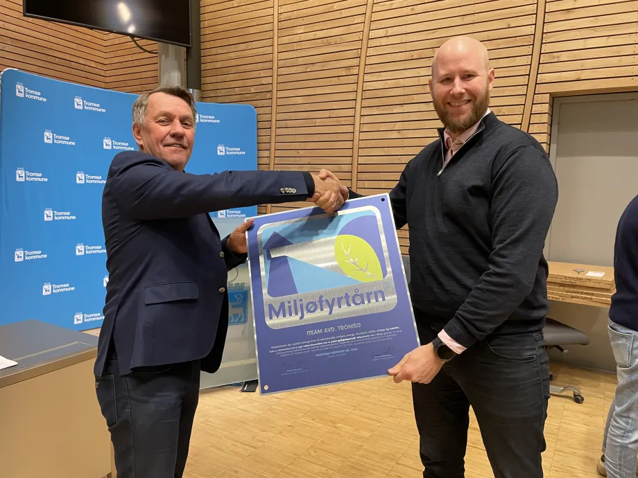 Ordf&oslash;rer Gunnar Wilhelmsen overrakk milj&oslash;fyrt&aring;rnsertifiseringen til iTeams representant Andreas Breisj&oslash;berg