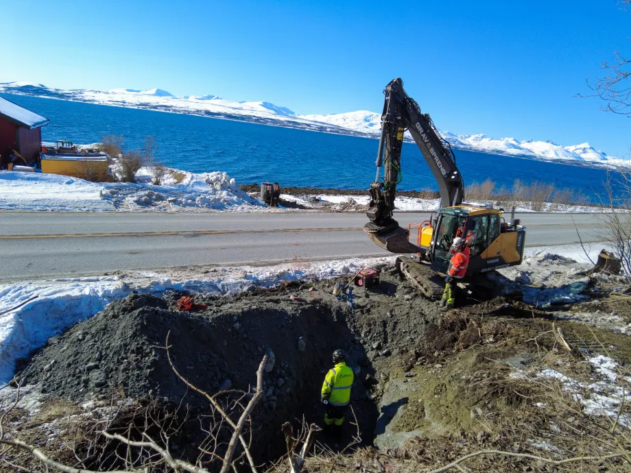 Viser gravemaskin og boremaskin p&aring; hver sin side av hovedvei