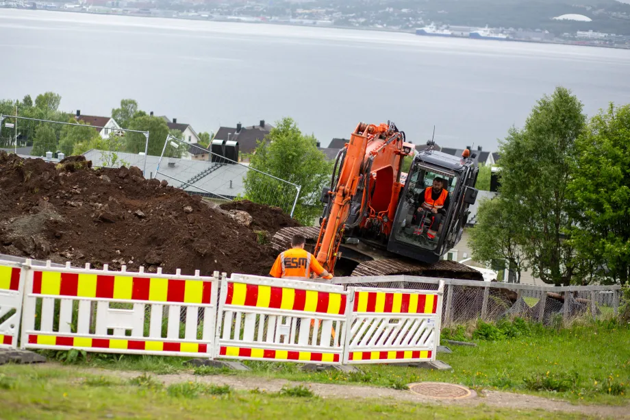 Gravemaskin graver gr&oslash;ft i skoleg&aring;rd p&aring; Skjelnan skole