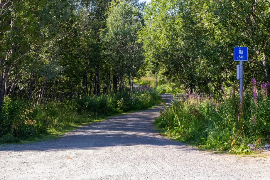 Viser gang- og sykkelvei fra Prestvannvegen og til lysl&oslash;ypa
