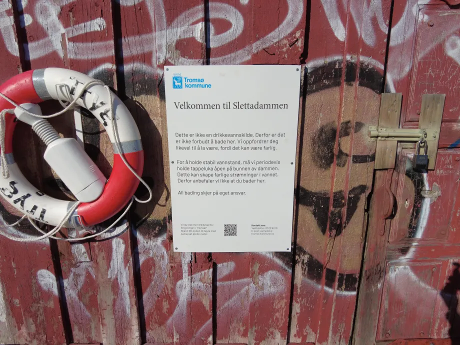 Viser det nye skiltet som er hengt opp p&aring; Slettadammen