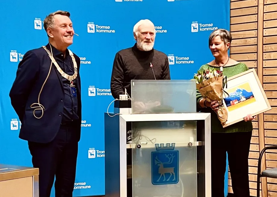 Olav Austlid og Edel Miljeteig Austlid holder takketale i kommunestyresalen.