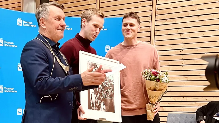 Ordf&oslash;rer Gunnar Wilhelmsen sammen med popduoen Sn&ouml;, som best&aring;r av Martin Hotvedt og Hallvar Agersborg