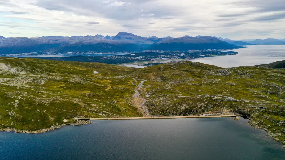 Dronebilde av Amundvatnet p&aring; Kval&oslash;ya