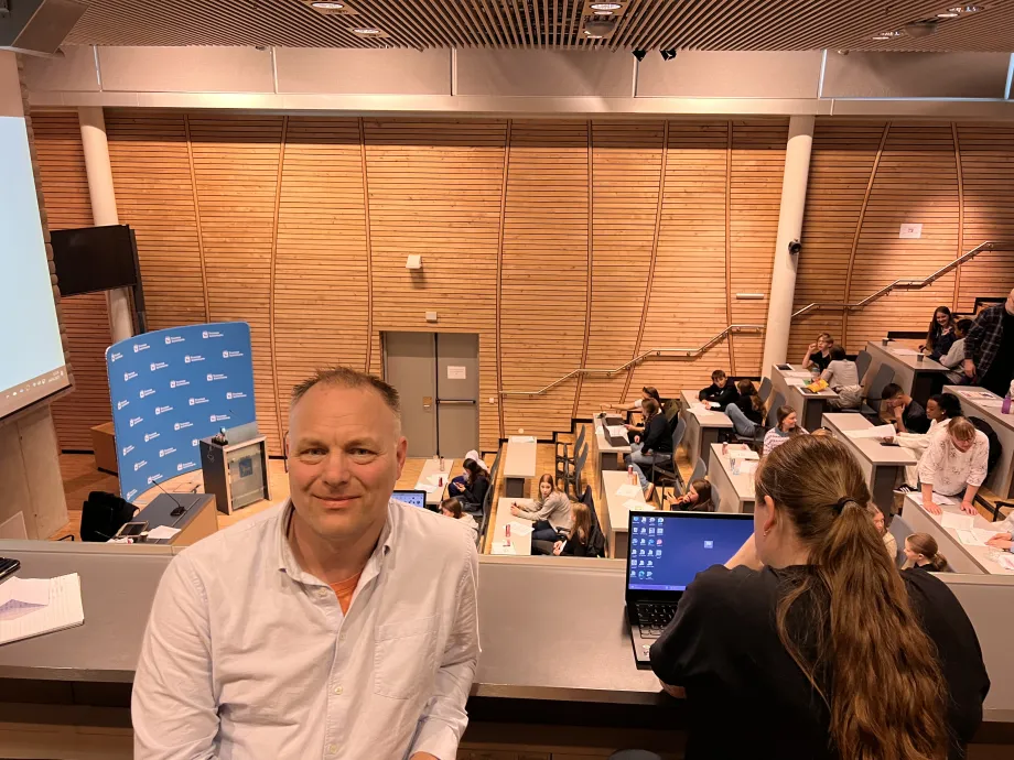 Leder i oppvekst- og utdanningsutvalget P&aring;l Julius Skogholt deltar p&aring; barnas- og ungdommens kommunestyrem&oslash;te