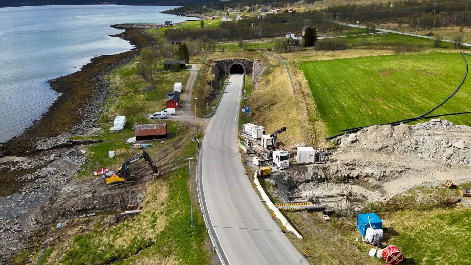 Viser grøft på begge sider av vei ved Ryatunnelen