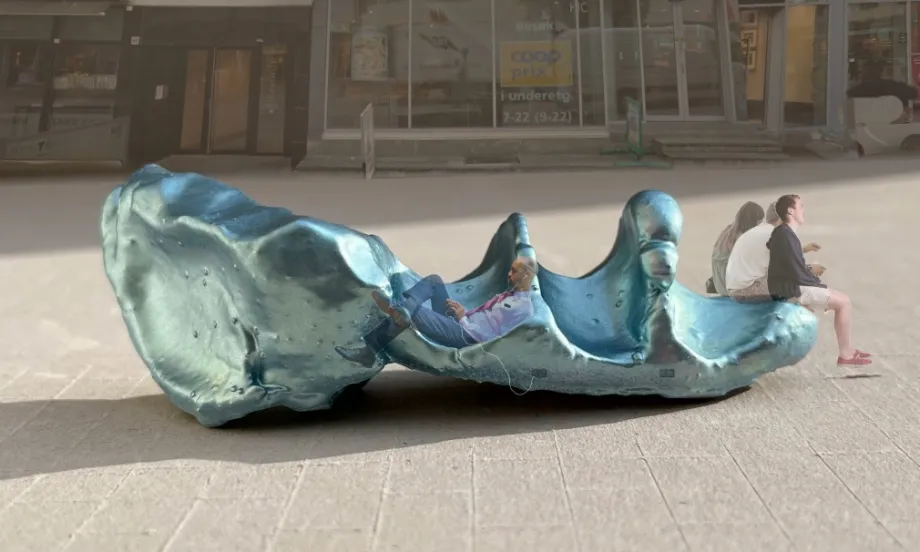 Kunsten er en skulptur som skal forestille en bit leire, som har f&aring;tt sin form gjennom &aring; bli presset sammen inni en h&aring;nd. Formen er en avbildning av innsiden av denne h&aring;nden p&aring; dette tidspunktet, 3D-skannet og skalert opp til omtrentlig st&oslash;rrelse av en bil.