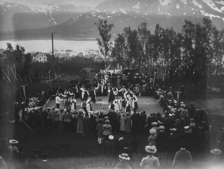 Arkivfoto av par som danser ikledd festdrakt