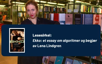 Kvinne i svart kjole ser i kamera. Til h&oslash;yre for henne st&aring;r b&oslash;ker oppstilt p&aring; en hylle.