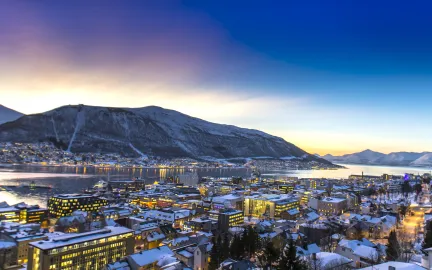 Troms&oslash; i m&oslash;rketid.