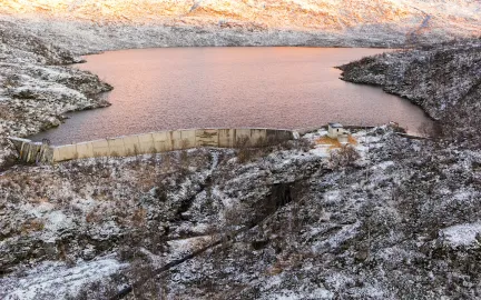 Viser dammen på Damvatnet i Simavika på Ringvassøya. Viser dammen på Damvatnet i Simavika på Ringvassøya.