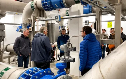 UiT-studenter f&aring;r omvisning p&aring; vannbehandlingsanlegg p&aring; Troms&oslash;ya.