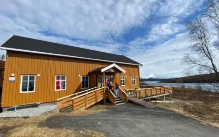 Hellastua - et stort gult kaf&eacute;bygg