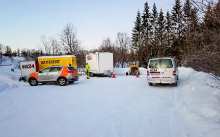 Flere biler og utstyr er parkert n&aelig;rt kum hvor arbeid skal utf&oslash;res.