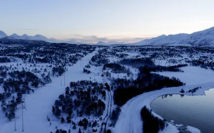Dronefoto av gravetrase utenfor vei p&aring; Vikran.