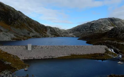 Dronefoto av dam p&aring; Ringvass&oslash;ya