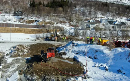 Dronebilde av gravearbeid ved E8