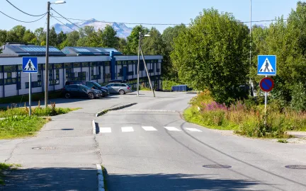 Viser veibanen i Prestvannvegen og Prestvannet skole i bakgrunnen