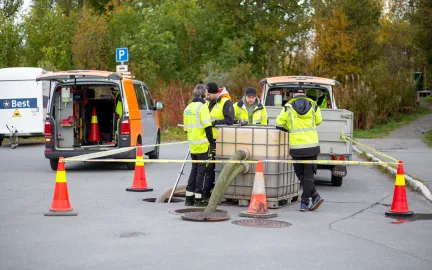 Arbeid p&aring;g&aring;r ved en kum i veibanen