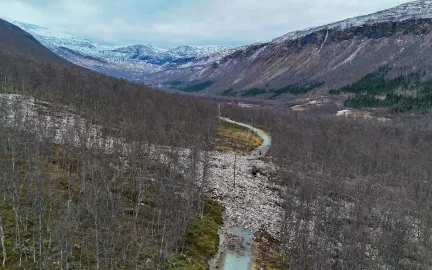 Viser steinras over lysl&oslash;ypa i Tromsdalen