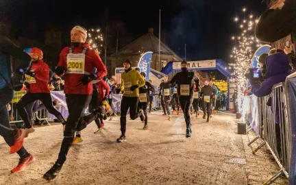 Detalkere som l&oslash;per m&oslash;rketidsl&oslash;pet i Storgata, Troms&oslash;. Foto