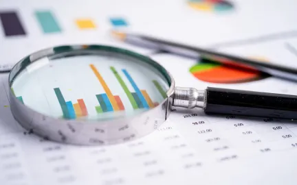 Illustrasjon: Regnskap og et forst&oslash;rrelsesglass