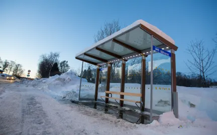 Busskur langs vei i Tromsdalen om vinteren