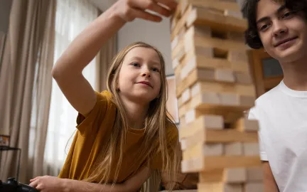 Bilde av to unge ungdommer i lek.