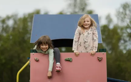 Jenter leker i samisk barnehage Jenter leker i samisk barnehage